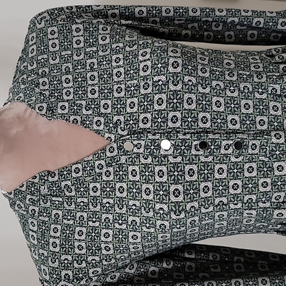 Westport Size XS Green Medallion Patterned Popover Blouse, Roll Tab Sleeve, EUC - Picture 2 of 12